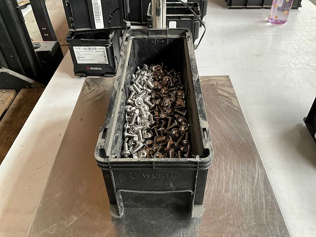 Würth 8.22kg lage bolkopschroef met flens m8x20 in stapelbare bak - afbeelding 1 van  6