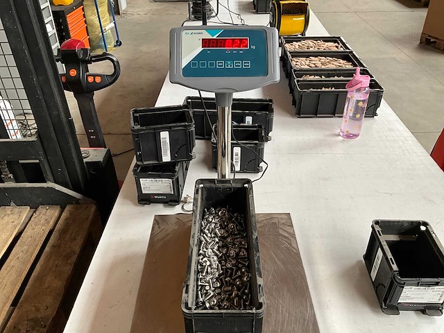 Würth 8.22kg lage bolkopschroef met flens m8x20 in stapelbare bak - afbeelding 3 van  6