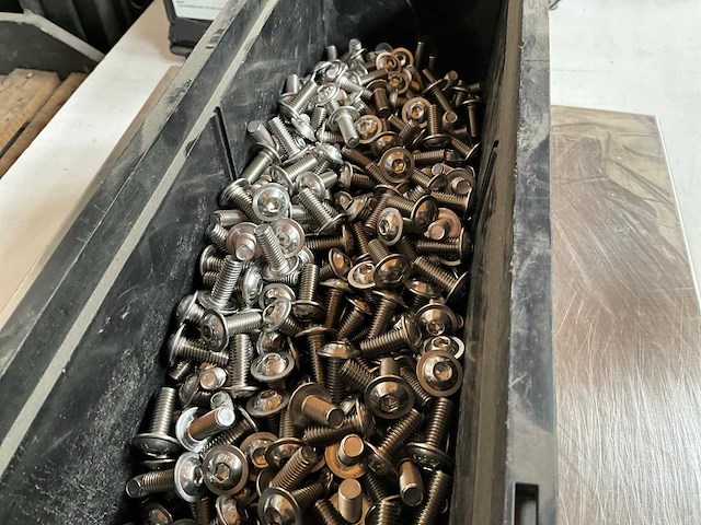Würth 8.22kg lage bolkopschroef met flens m8x20 in stapelbare bak - afbeelding 4 van  6