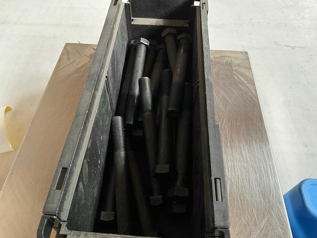 Würth 8.27kg zeskantbout met fijne draad m18x1,5x160 in stapelbare bak - afbeelding 1 van  2