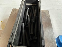 Würth 8.27kg zeskantbout met fijne draad m18x1,5x160 in stapelbare bak - afbeelding 1 van  2