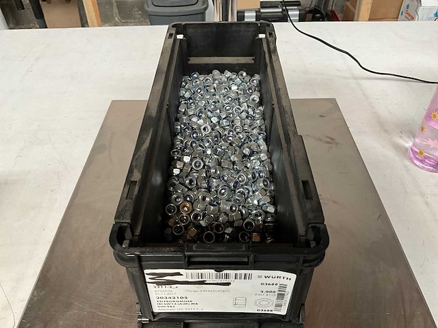 Würth 8.34kg zelfborgmoer m8 in stapelbare bak - afbeelding 1 van  5