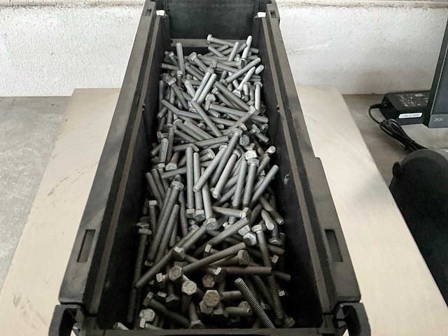 Würth 8.44 kg schroef zeskantkop met voldraad m6x60 in stapelbare bak - afbeelding 3 van  5