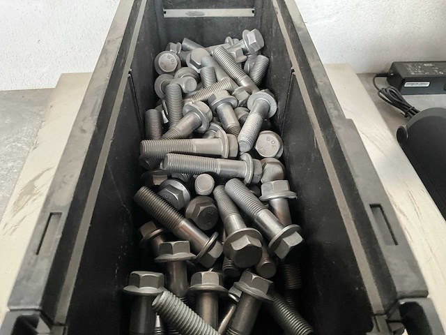 Würth 8.46 kg flensbout met vertanding ripp m14x1,5x60 in stapelbare bak - afbeelding 3 van  5