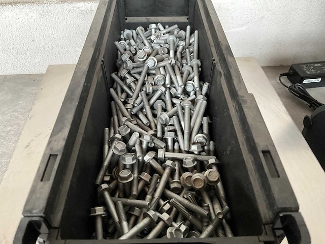 Würth 8.75 kg bout zeskantkop met flens m6x50 in stapelbare bak - afbeelding 3 van  5