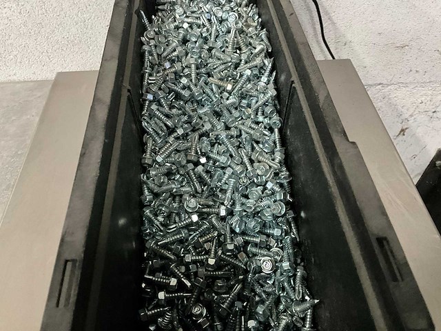 Würth 8.78 kg zelfborende zeskantschroef met flens 5,5 x 19 in stapelbare bak - afbeelding 3 van  5