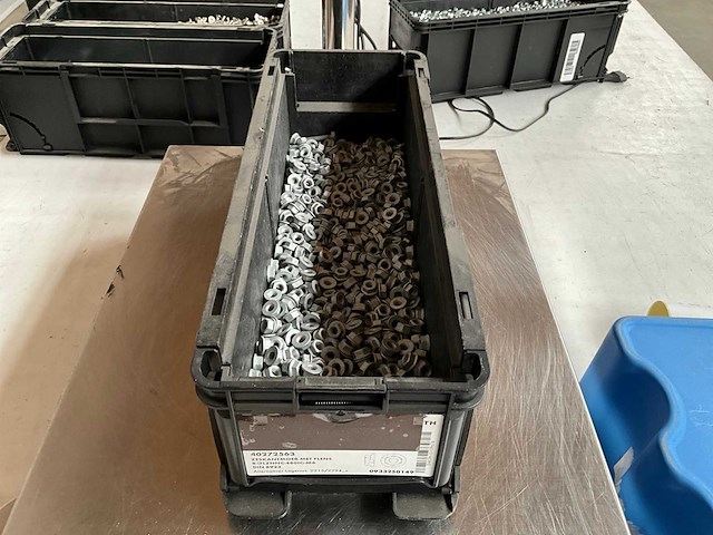 Würth 8.88kg zeskantmoer met flens m6 in stapelbare bak - afbeelding 1 van  5