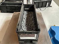 Würth 8.88kg zeskantmoer met flens m6 in stapelbare bak - afbeelding 1 van  5