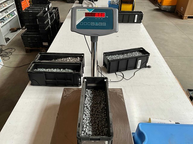 Würth 8.88kg zeskantmoer met flens m6 in stapelbare bak - afbeelding 3 van  5