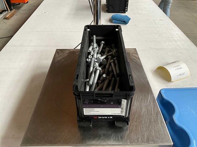 Würth 8.94kg zeskantbout m12x80 in stapelbare bak - afbeelding 1 van  4