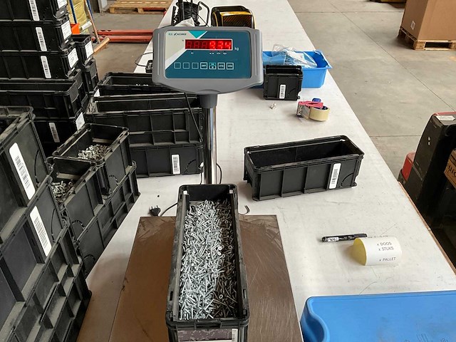 Würth 9.33kg spaanplaatschroef verzonken kop 4,5x30/19 in stapelbare bak - afbeelding 4 van  6