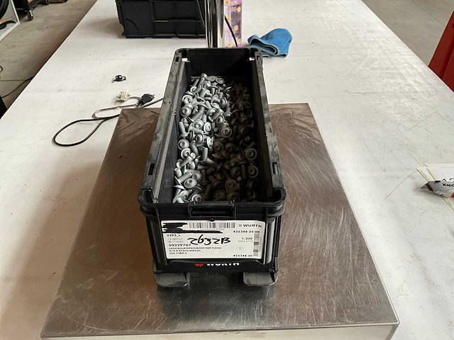 Würth 9.38kg lage bolkopschroef met flens m8 x 20 in stapelbare bak - afbeelding 1 van  5