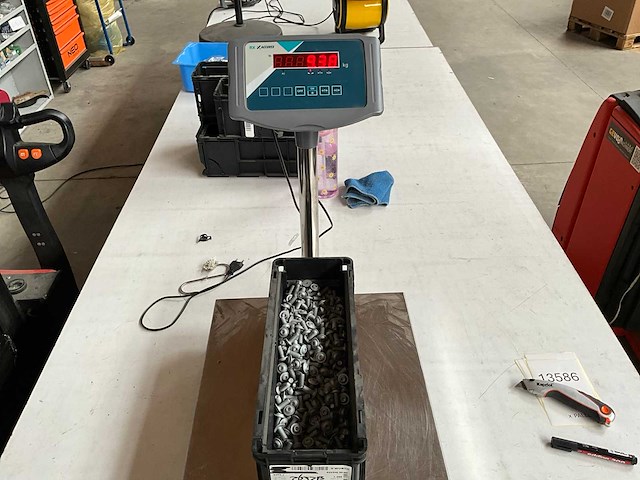 Würth 9.38kg lage bolkopschroef met flens m8 x 20 in stapelbare bak - afbeelding 3 van  5