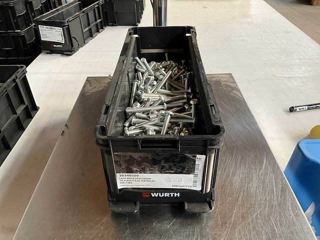 Würth 9.56kg lage bolkopschroef m8x60 in stapelbare bak - afbeelding 1 van  6