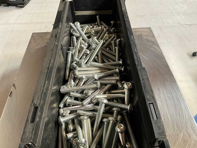 Würth 9.56kg lage bolkopschroef m8x60 in stapelbare bak - afbeelding 3 van  6