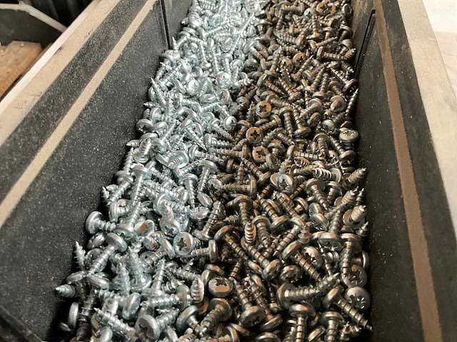 Würth 9.60kg spaanplaatschroef lenskop 5x16 in stapelbare bak - afbeelding 2 van  3