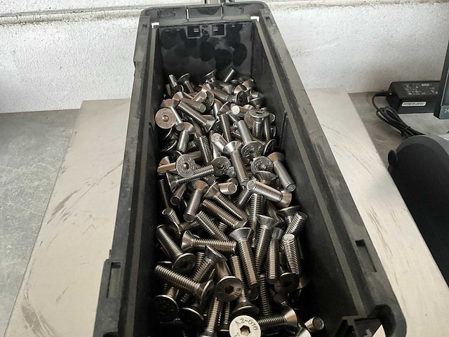 Würth 9.72 kg verzonken schroef m10x40 in stapelbare bak - afbeelding 1 van  2