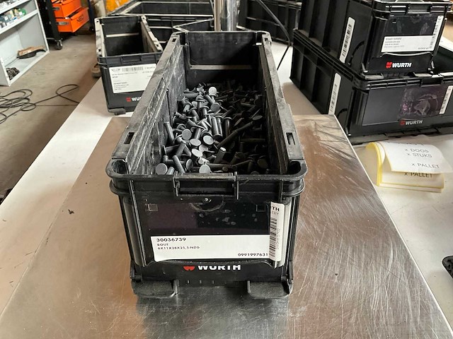 Würth 9.76kg bout 6x11x28x25,5 nzg in stapelbare bak - afbeelding 1 van  6
