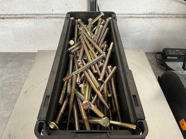 Würth 9.81 kg zeskantbout m8x120 in stapelbare bak - afbeelding 3 van  5