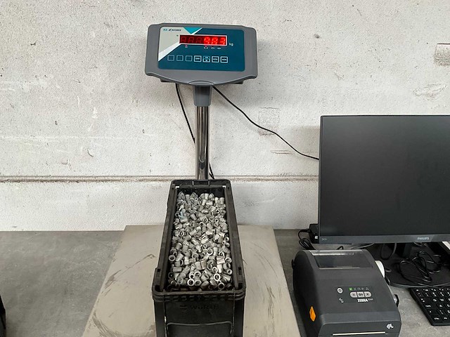 Würth 9.83 kg blindklinkmoer 0,7-4,2 m6 in stapelbare bak - afbeelding 2 van  5