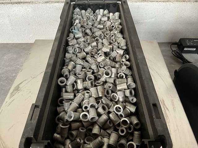 Würth 9.83 kg blindklinkmoer 0,7-4,2 m6 in stapelbare bak - afbeelding 3 van  5