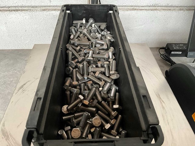 Würth 9.86 kg zeskant tapbout m10x30 in stapelbare bak - afbeelding 3 van  5