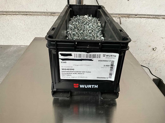 Würth 9.94 kg lage bolkopschroef met flens m6 x 12 in stapelbare bak - afbeelding 1 van  5