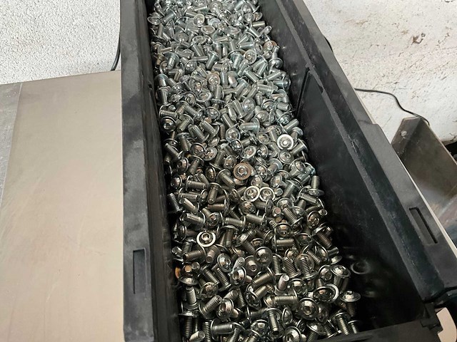 Würth 9.94 kg lage bolkopschroef met flens m6 x 12 in stapelbare bak - afbeelding 3 van  5