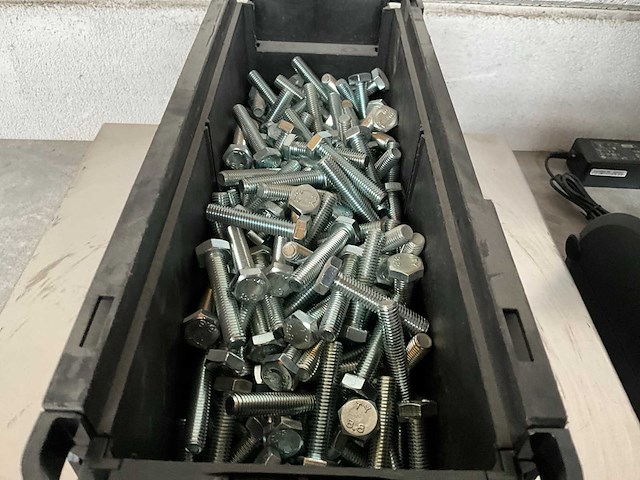 Würth 9.96 kg zeskant tapbout m10x50 in stapelbare bak - afbeelding 3 van  5