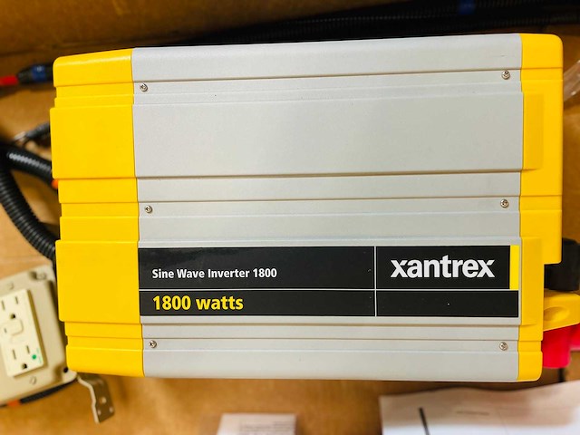 Xantrex - 1800 - sine wave inverter - electronica (2x) - afbeelding 1 van  4