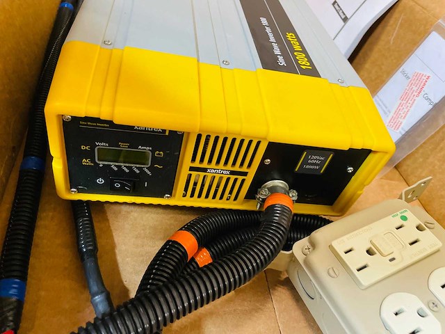Xantrex - 1800 - sine wave inverter - electronica (2x) - afbeelding 4 van  4