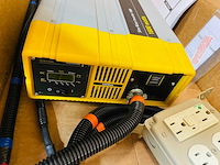 Xantrex - 1800 - sine wave inverter - electronica (2x) - afbeelding 4 van  4