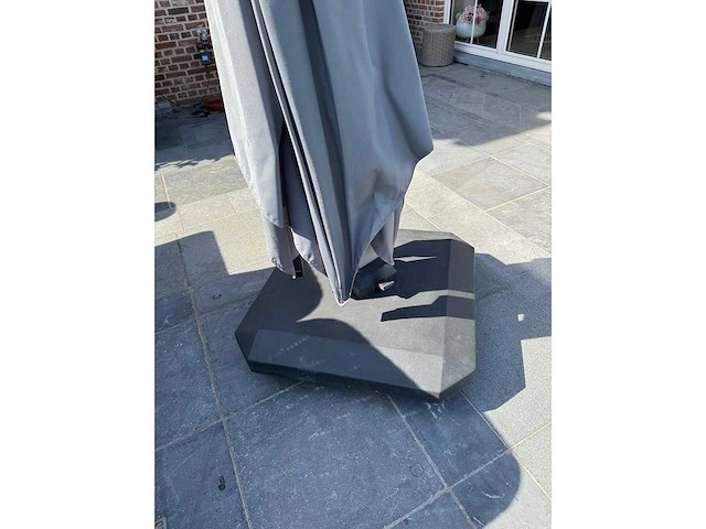 Xxl zweefparasol 4x4m met verlichting en voet 120kg - afbeelding 1 van  1
