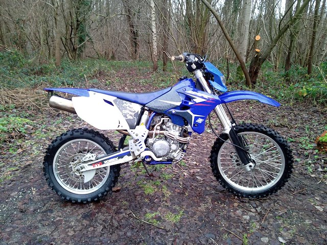 Yamaha - wr 250 f - motorfiets - afbeelding 1 van  4