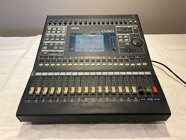 Yamaha 03d digitale mengtafel - afbeelding 1 van  5