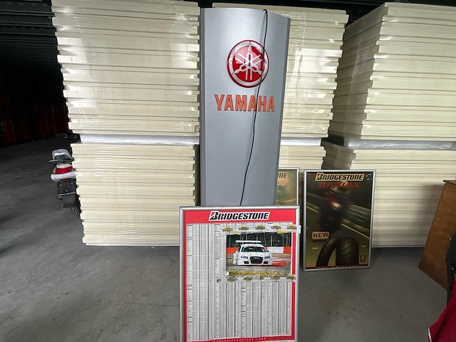 Yamaha lichtreclame zuil + 2 bridgestone reclameborden - afbeelding 1 van  3