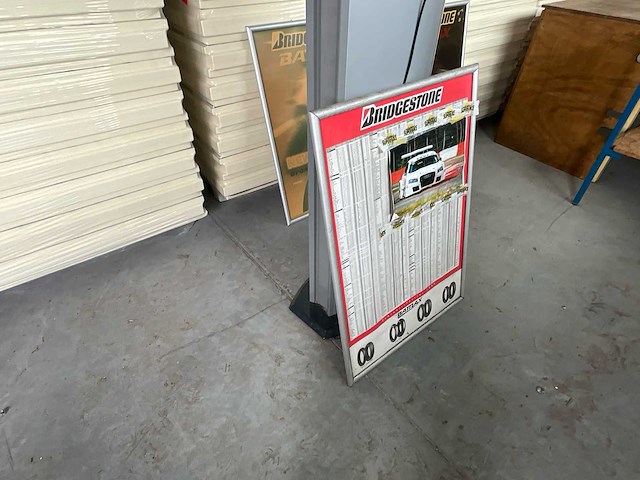 Yamaha lichtreclame zuil + 2 bridgestone reclameborden - afbeelding 6 van  6