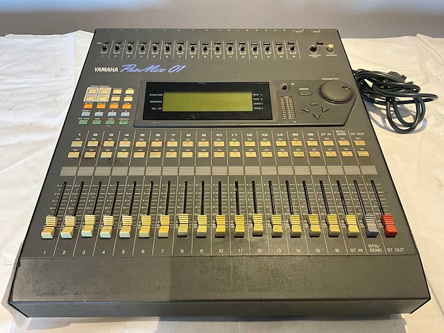 Yamaha promix 01 digitale mengtafel - afbeelding 1 van  4