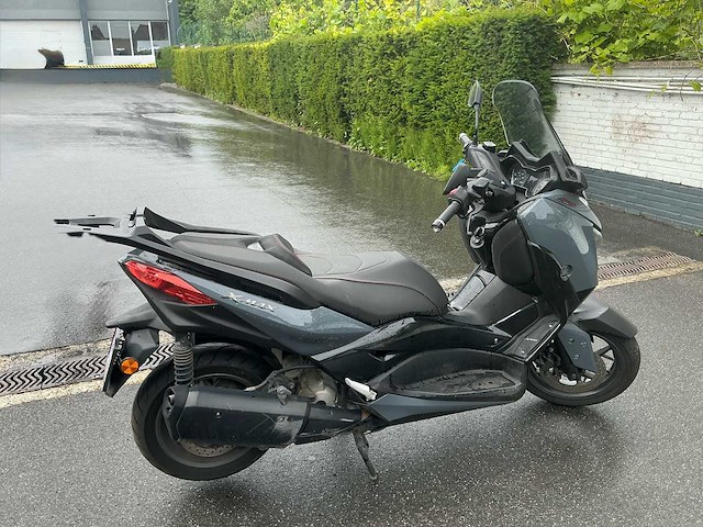 Yamaha x-max 300 brommer - afbeelding 9 van  13