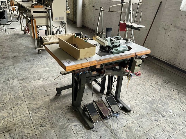 Yamato dcz 361 a d2k safetystitch machine met langstukstapelaar beisler - afbeelding 1 van  9