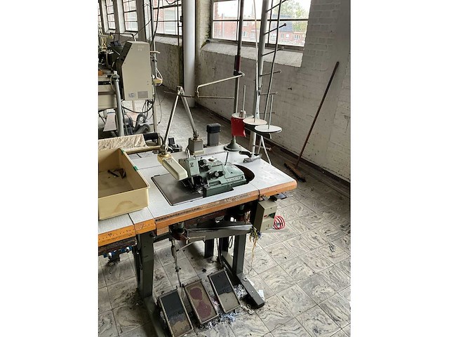 Yamato dcz 361 a d2k safetystitch machine met langstukstapelaar beisler - afbeelding 4 van  9