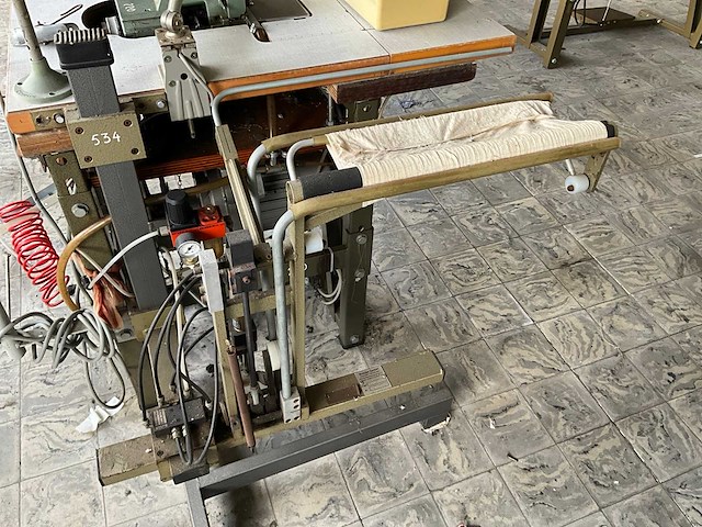 Yamato dcz 361 a d2k safetystitch machine met langstukstapelaar beisler - afbeelding 6 van  9