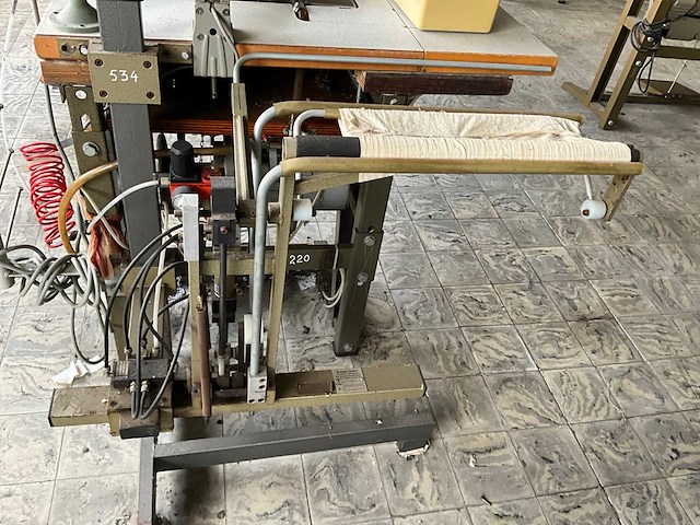 Yamato dcz 361 a d2k safetystitch machine met langstukstapelaar beisler - afbeelding 7 van  9