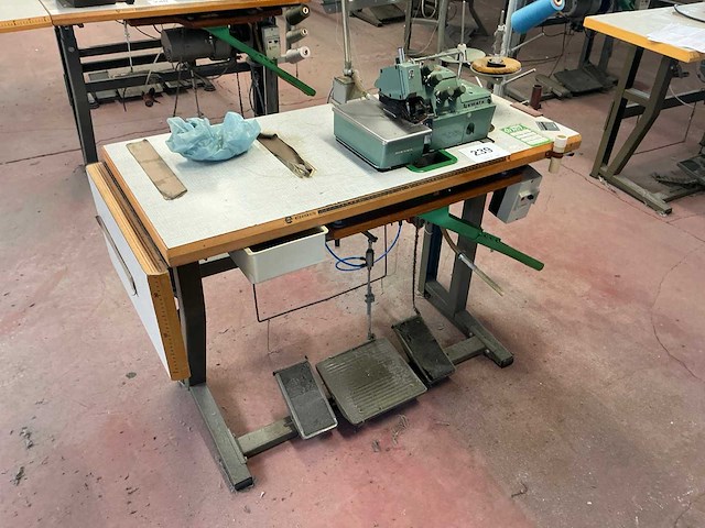 Yamato dcz-361c-d3 naaimachine safetystitch - afbeelding 2 van  6