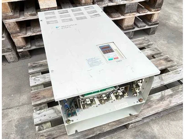 Yaskawa - cimr-p5c4075 - varispeed 616p5 (140kva) - frequentieregelaar - afbeelding 1 van  9