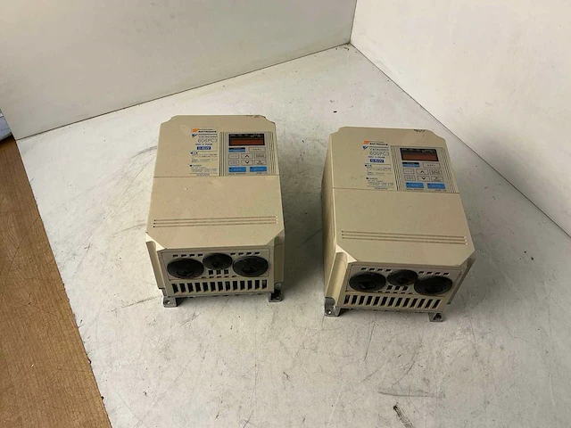 Yaskawa cimr-pca40p4 606pc3 frequentieregelaar (2x) - afbeelding 1 van  5