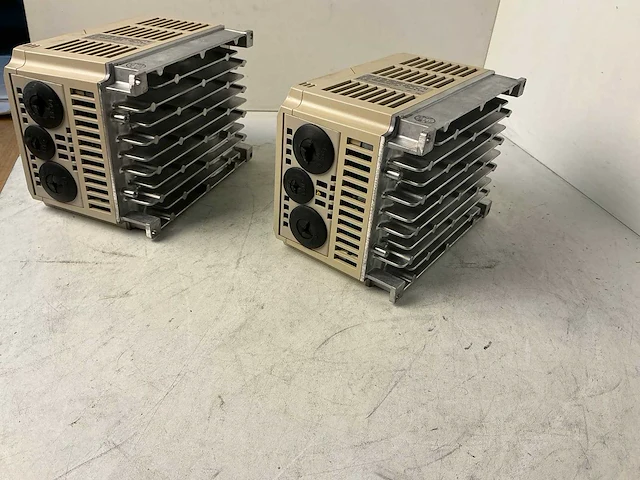 Yaskawa cimr-pca40p4 606pc3 frequentieregelaar (2x) - afbeelding 3 van  5