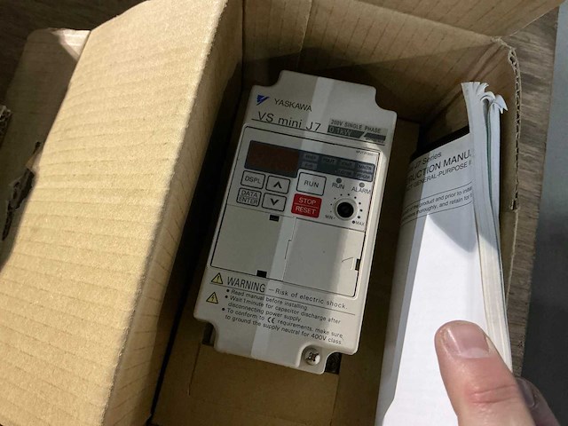 Yaskawa vs mini j7 power supply - afbeelding 1 van  2
