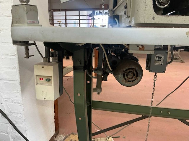 Yuki lbh-761 / lbh-762 knoopsgaten machine tweeling - afbeelding 10 van  11