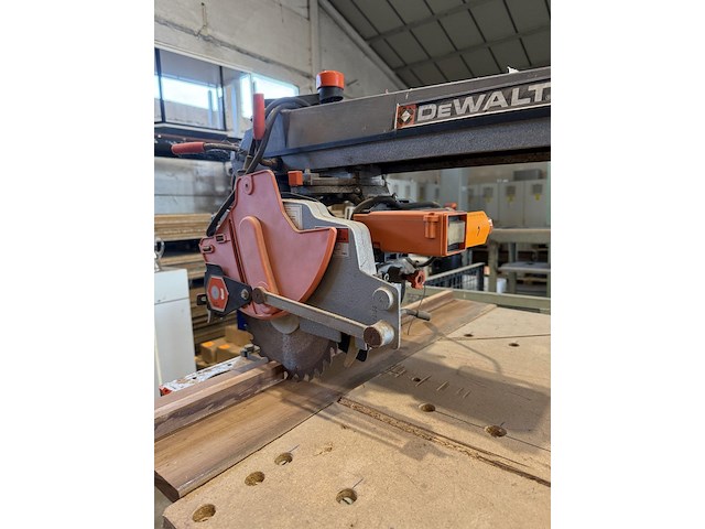 Zaagmachine dewalt - afbeelding 2 van  5